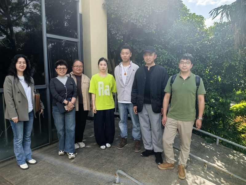 与偶遇学生合照.jpg 与偶遇学生合照.jpg