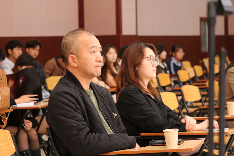 学院领导观赛.jpg 学院领导观赛.jpg