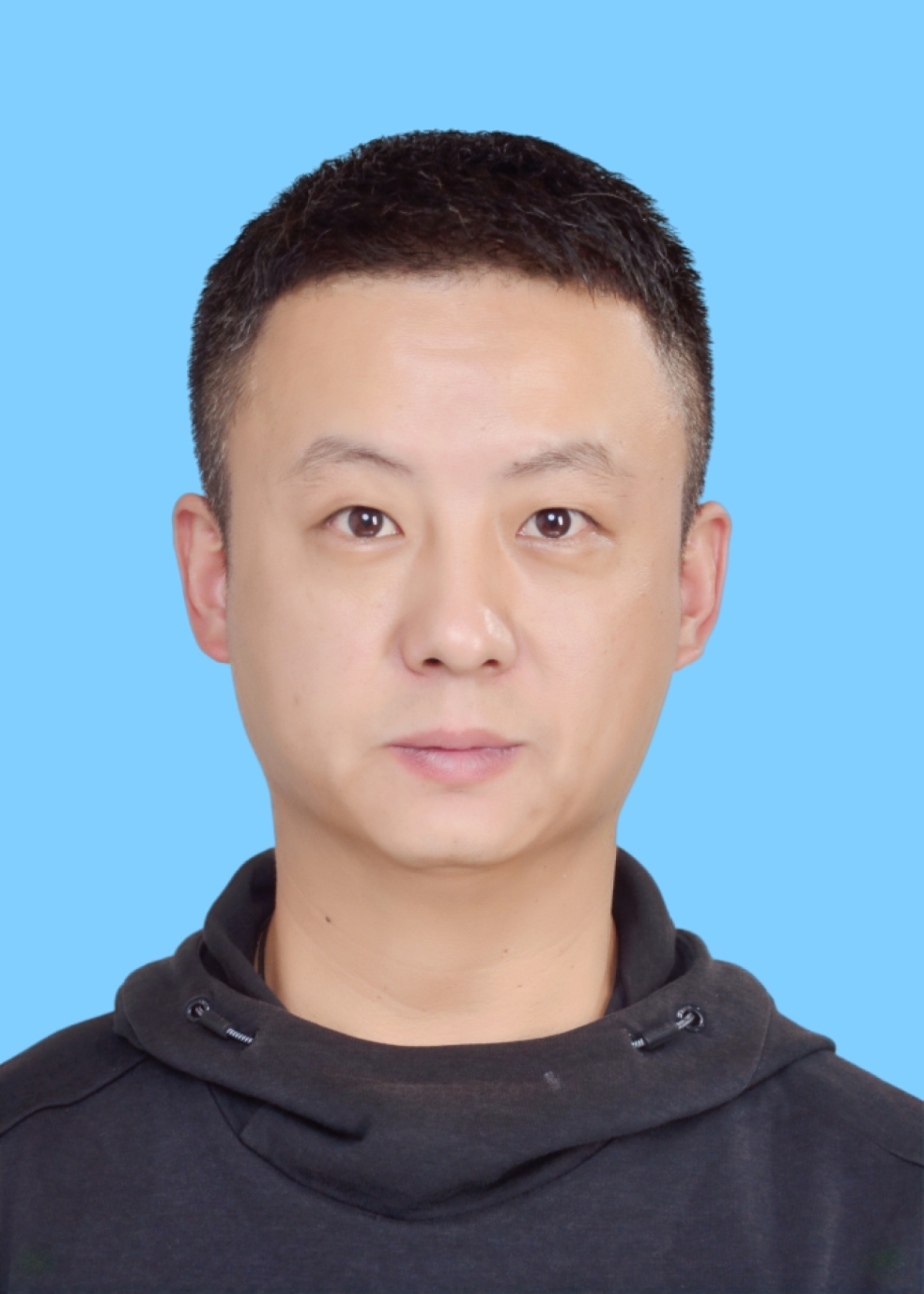 音乐学院党支部副书记：王和平 副教授，现任音乐学院党支部副书记。